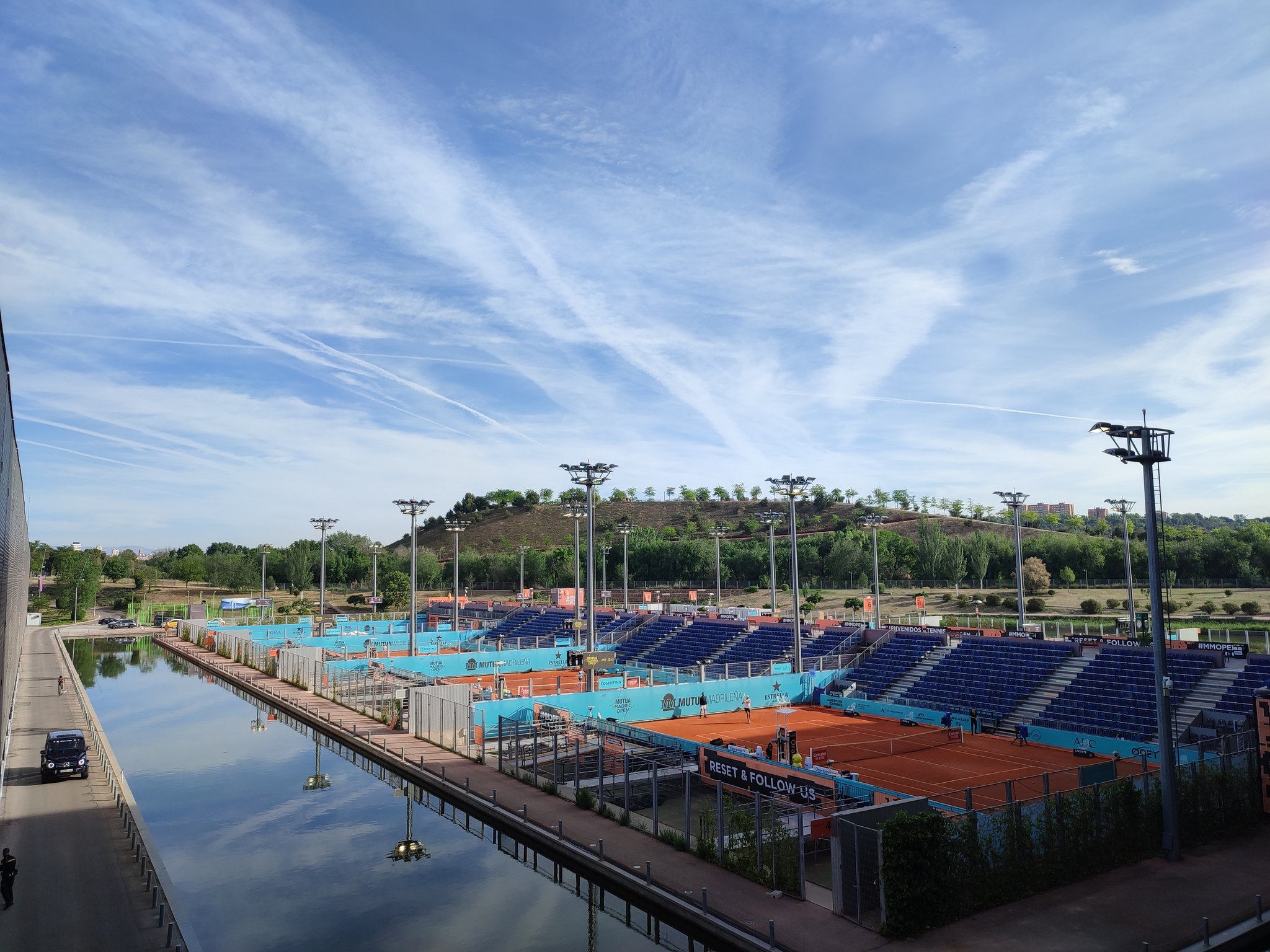 <p>La vue depuis l'extérieur du complexe (avant contrôle des billets).</p>
